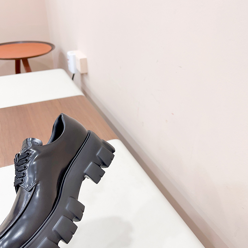 プラダ（ PRADA） レザー 靴 シューズ 厚底 ローファー レディース 2色選択可