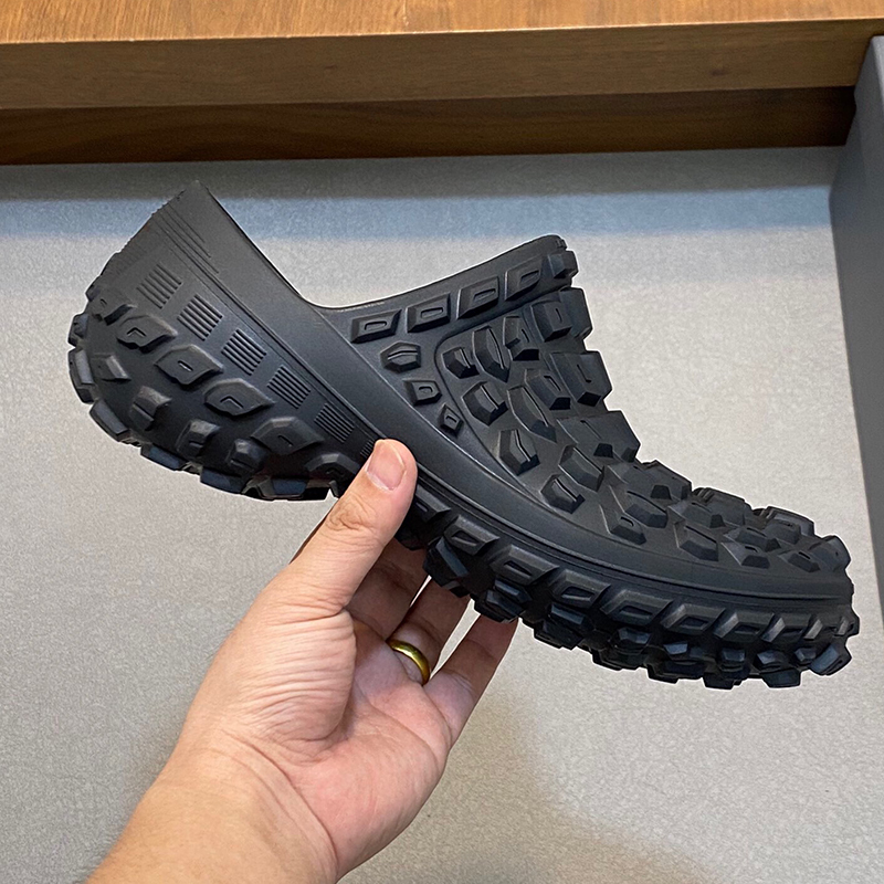 バレンシアガ（BALENCIAGA）ソールフワフワBouncer Clogサンダル