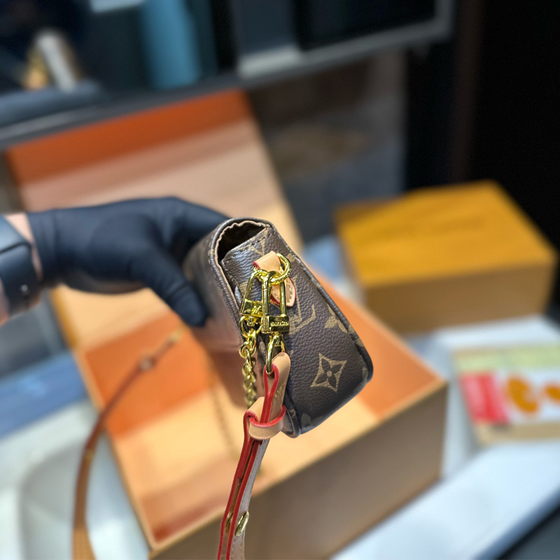 LOUIS VUITTON（ルイヴィトン）lvy woc ミニバッグ ショルダーバッグ レディース