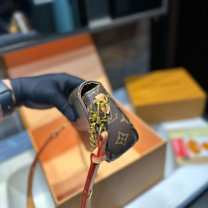 LOUIS VUITTON（ルイヴィトン）lvy woc ミニバッグ ショルダーバッグ レディース