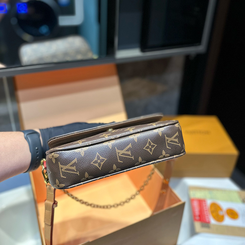 LOUIS VUITTON（ルイヴィトン）lvy woc ミニバッグ ショルダーバッグ レディース