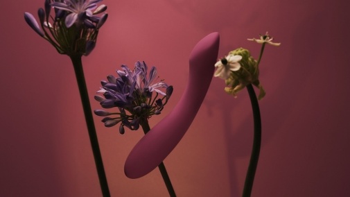 Svakom Amy2 震動按摩棒，圓形手柄易握持，5 段強度可調，矽膠材質親膚舒適。