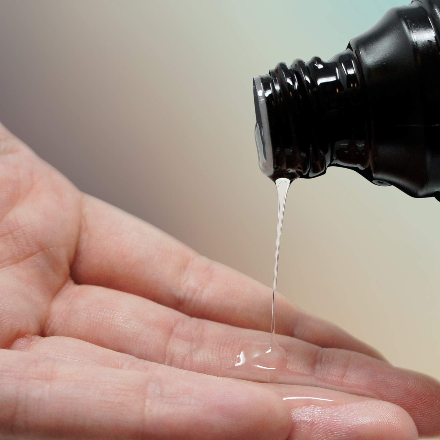 pjur Cult 100ml，輕鬆穿戴乳膠衣物，無防腐劑、無香料，適合敏感肌膚。