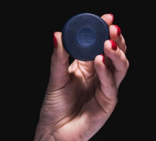 Hot Octopuss Pulse Duo 藍色強力震動自慰器，雙人使用時可調整不同振動模式。