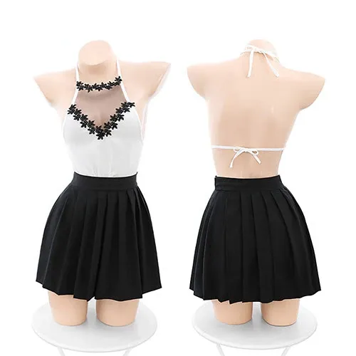 Garden Costume 幼妻套裝，網眼肩設計與威扣固定百褶裙，結合清新甜美與性感氛圍。