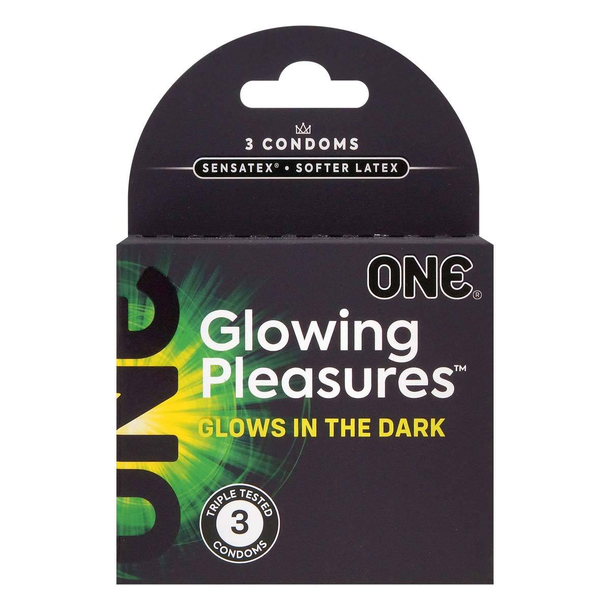 ONE Glowing Pleasures 夜光乳膠安全套，曝光30秒後可發光30分鐘，增添親密樂趣。