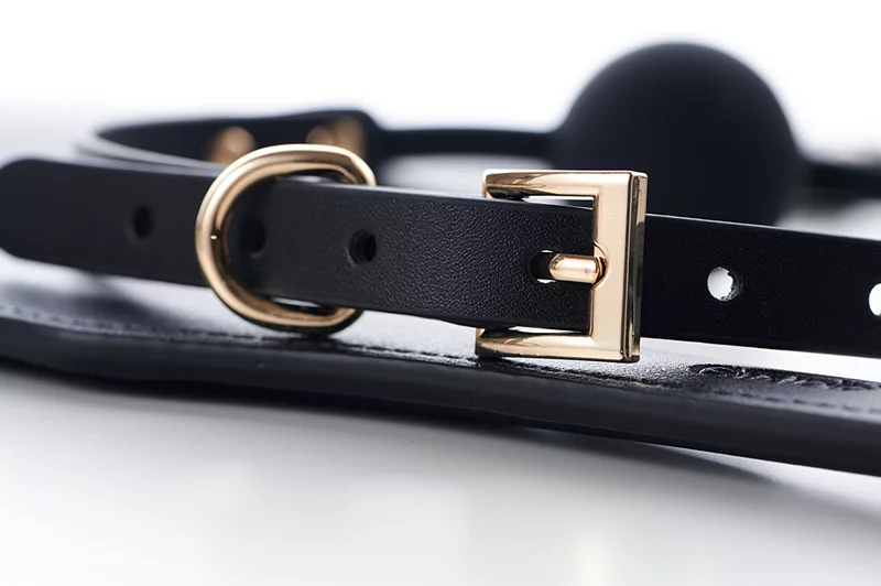 高級BDSM皮具套裝，玫瑰金色五金與粉紫水鑽肛塞，盡顯奢華與誘惑。