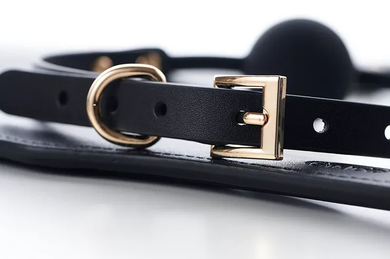 高級BDSM皮具套裝，玫瑰金色五金與粉紫水鑽肛塞，盡顯奢華與誘惑。