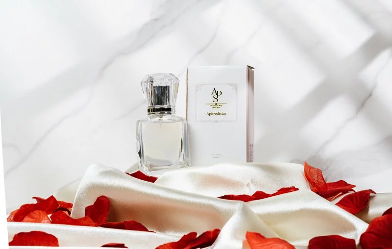 APS APHRODISIAC 催情香水，結合玫瑰、依蘭與茉莉，提升浪漫氣氛與吸引力。