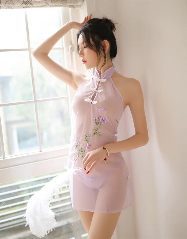 Garden Costume GB-719 透視旗袍裝，高貴蘭花配色，緞面滾邊+刺繡設計，貼身剪裁突顯曲線美。