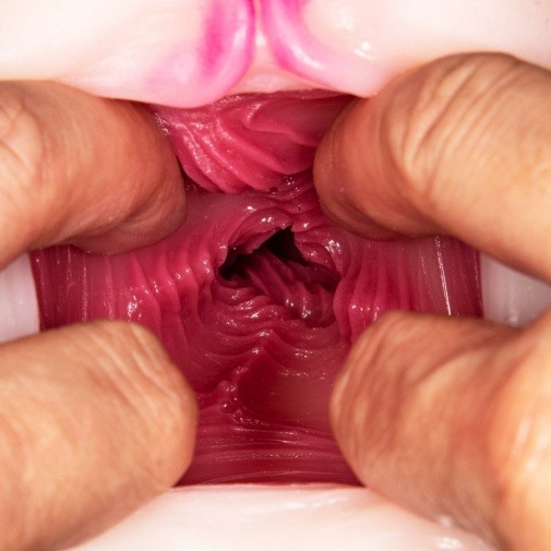 NPG 超人氣痴女醫診所 里美尤利婭 女優名器 420g，TPE柔軟材質，緊緻內部結構，非貫通設計，增強吸吮快感。