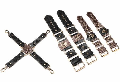 Lovetoy Rebellion Reign 十字枷套裝，包含手銬、腳銬及四向綑綁器，PU皮革與金屬製成，古銅色尖刺設計。