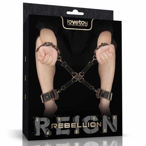 Lovetoy Rebellion Reign 十字枷套裝，包含手銬、腳銬及四向綑綁器，PU皮革與金屬製成，古銅色尖刺設計。