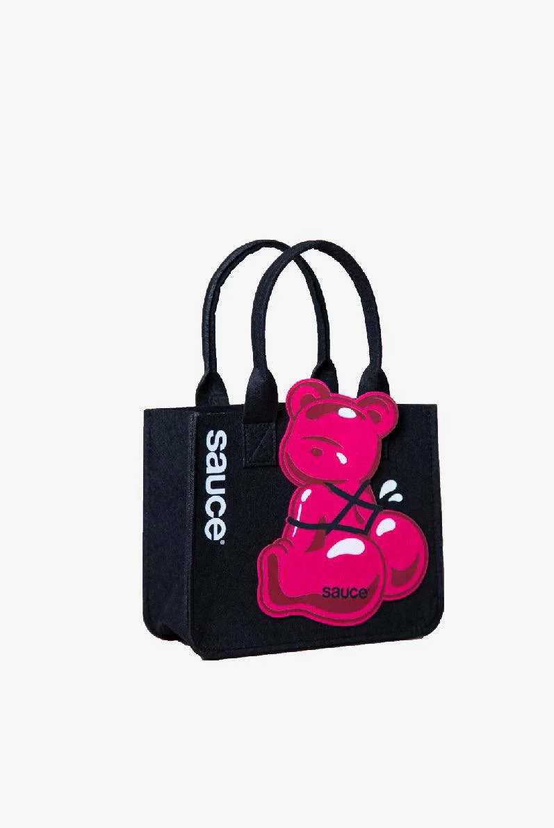 Sauce Bear Bag 小熊手袋，黑色方形設計，粉紅色 Saucy Bear 圖案彰顯個性。