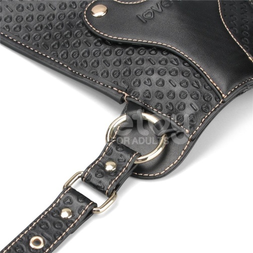 Lovetoy 穿戴式陽具馬鞍，耐用PU材質與金屬，適用多種情境與姿勢。