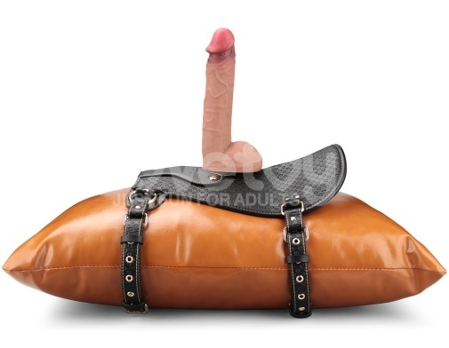 多功能O型環與創新扣帶設計，Lovetoy 穿戴式陽具馬鞍，提升探索體驗。