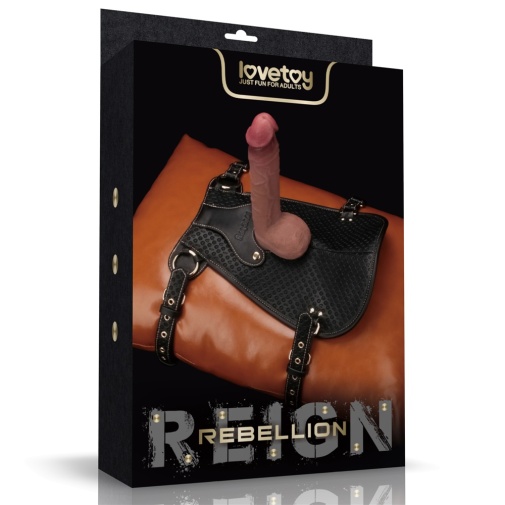 Lovetoy Rebellion Reign 穿戴式陽具馬鞍，PU材質與金屬配件，人體工學設計。