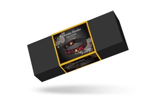 精美紅色蕾絲搭配柔軟PU材質，提升頸圈舒適度與誘惑感，適合作為性感配飾與情趣用品。

3️⃣ 復古銅扣特寫圖：