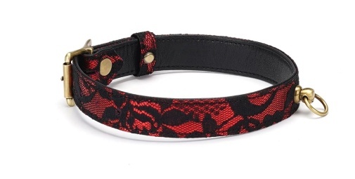 精美紅色蕾絲搭配柔軟PU材質，提升頸圈舒適度與誘惑感，適合作為性感配飾與情趣用品。