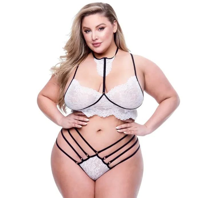 白色 Baci 蕾絲胸罩與內褲組合，雙肩帶高領細節，情趣與日常皆適合的性感套裝。