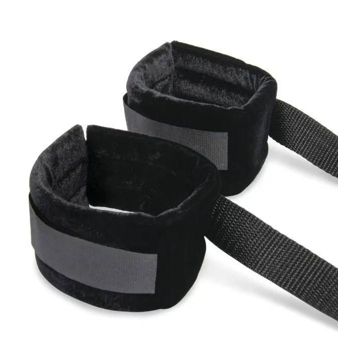 Lux Fetish 4 件套束縛套裝，提供舒適手扣、刺激鞭打與遮光眼罩，增添情趣樂趣。