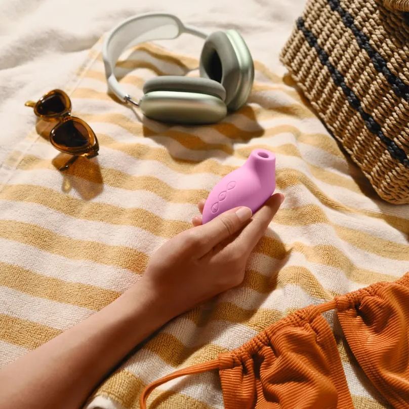 LELO Sona 2 Travel 吸啜震動器，12 段快感模式，迷你輕巧，USB 充電設計，適合日常與旅行使用。