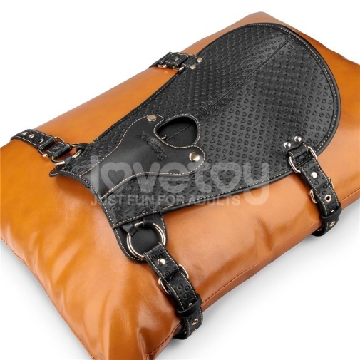 黑色Lovetoy Rebellion Reign 穿戴式陽具馬鞍，帶來無限感官刺激與愉悅。