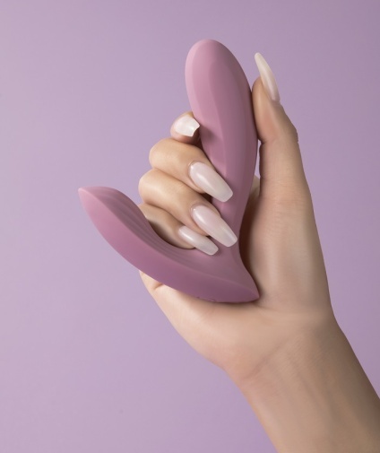 100%防水震動器，適合浴室使用，矽膠材質親膚安全，使用更安心。