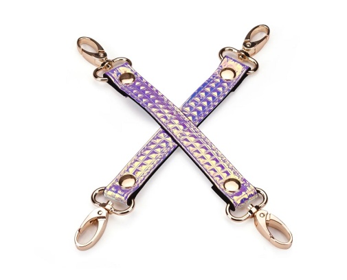 BDSM束縛套裝內含7款道具，包括手銬、腳鐐、口塞、項圈牽引繩、鞭子等，滿足各種緊縛玩法。