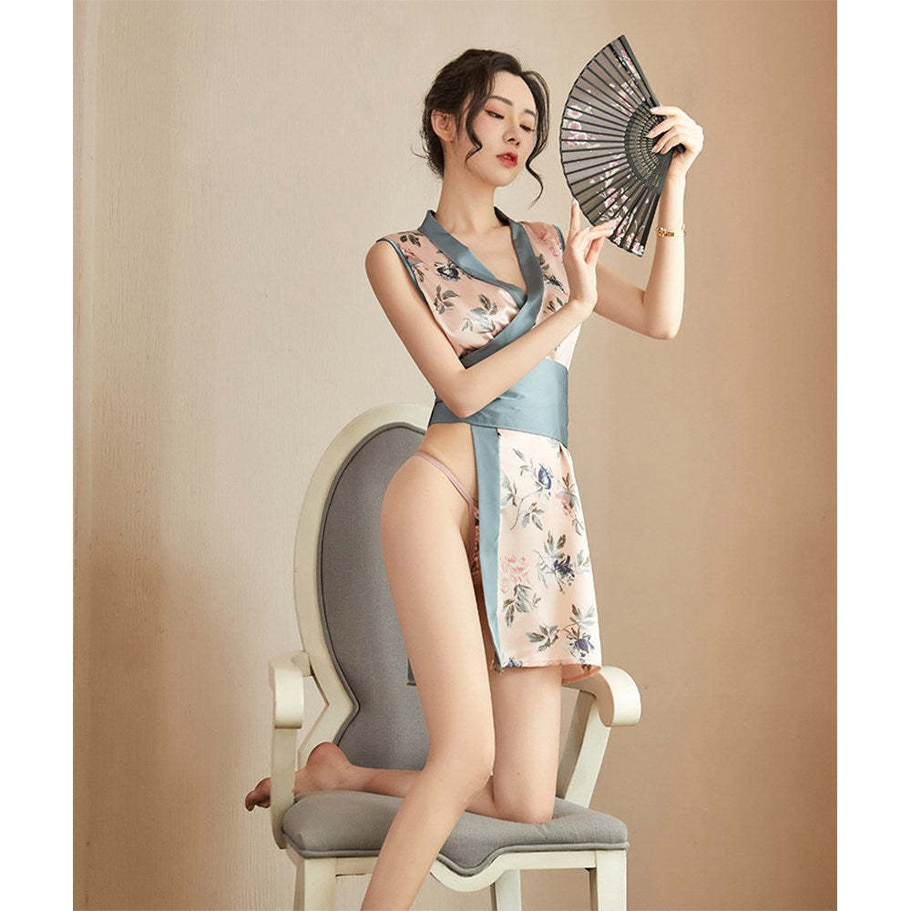 Garden Costume GB-577 日本性感和服情趣衣套裝，光澤面料搭配不對稱裙擺，展現優雅與大膽魅力。