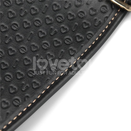 Lovetoy Rebellion Reign 穿戴式陽具馬鞍，PU材質與金屬配件，人體工學設計。