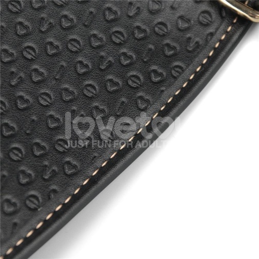 Lovetoy Rebellion Reign 穿戴式陽具馬鞍，PU材質與金屬配件，人體工學設計。