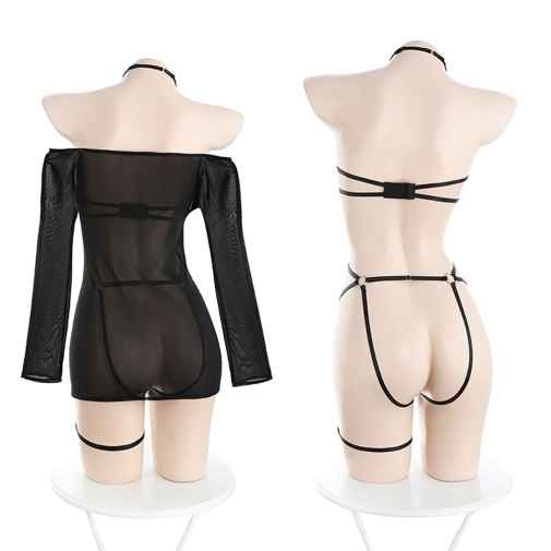 V系列蜘蛛網內衣，金屬按鈕裝飾，肩帶交錯設計，搭配網狀長袖與吊襪帶，打造挑逗性感造型。