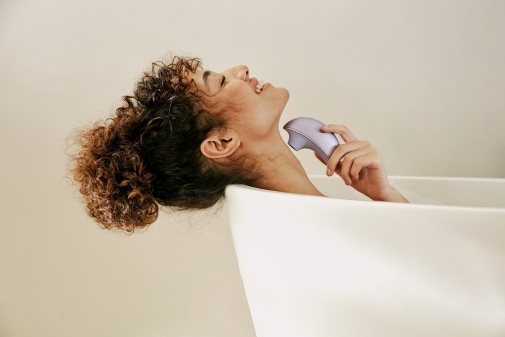 Svakom Pulse Galaxie 陰蒂吸啜器 - 霧紫色 / 午夜黑，搭載Pulse技術與星光投影，帶來極致快感。