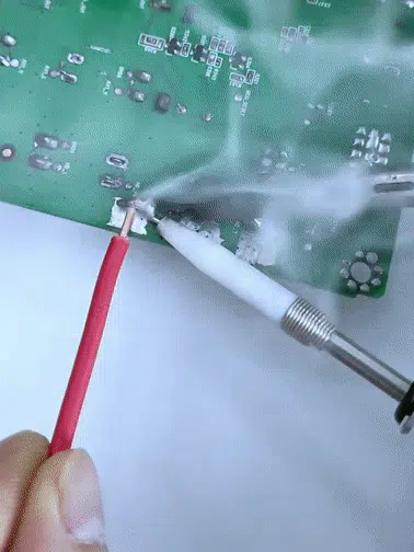 【本日注文して錫線を送る】ハンダガン8点セットを手にする