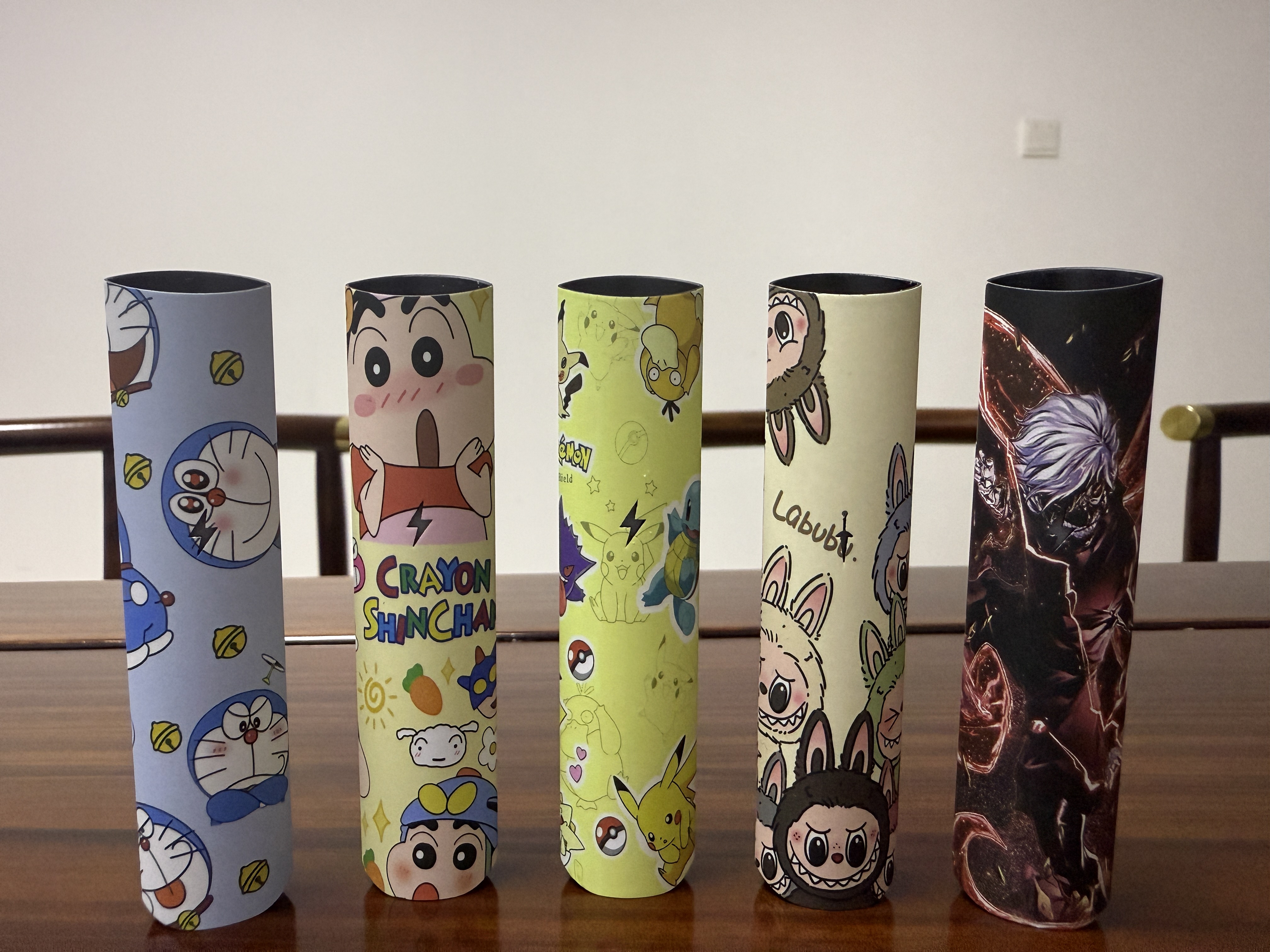 【HEBAT 喜貝卡通聯名一代通用主機】拉布布 LABUBU・蠟筆小新・哪吒・叮噹貓・皮卡丘・東京風格設計電子煙菸桿，通用SP2S，哩亞，魅嗨，Lana 等一代煙彈