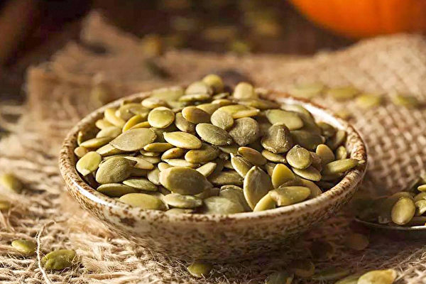 南瓜子抗炎又防骨松这样吃更营养| 南瓜子功效| 骨质疏松| 前列腺| 大纪元