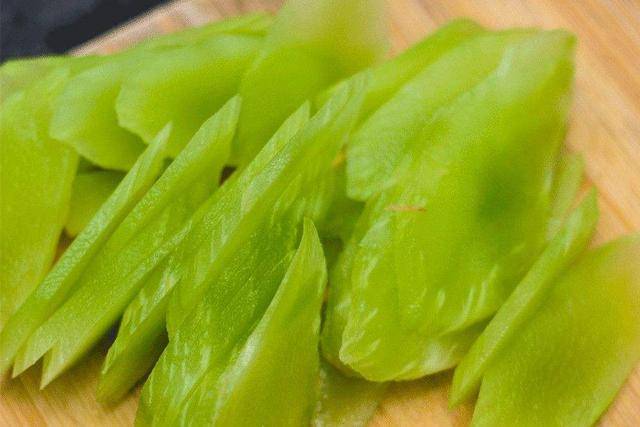 吃了30年莴笋，为何从来都不吃莴笋叶？告诉你莴笋叶到底能不能吃_手机搜狐网