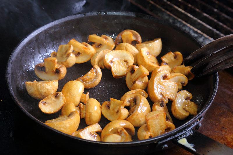 煎炒蘑菇、香菇不出水！學會這幾招又香又好吃- 食譜自由配- 自由電子報