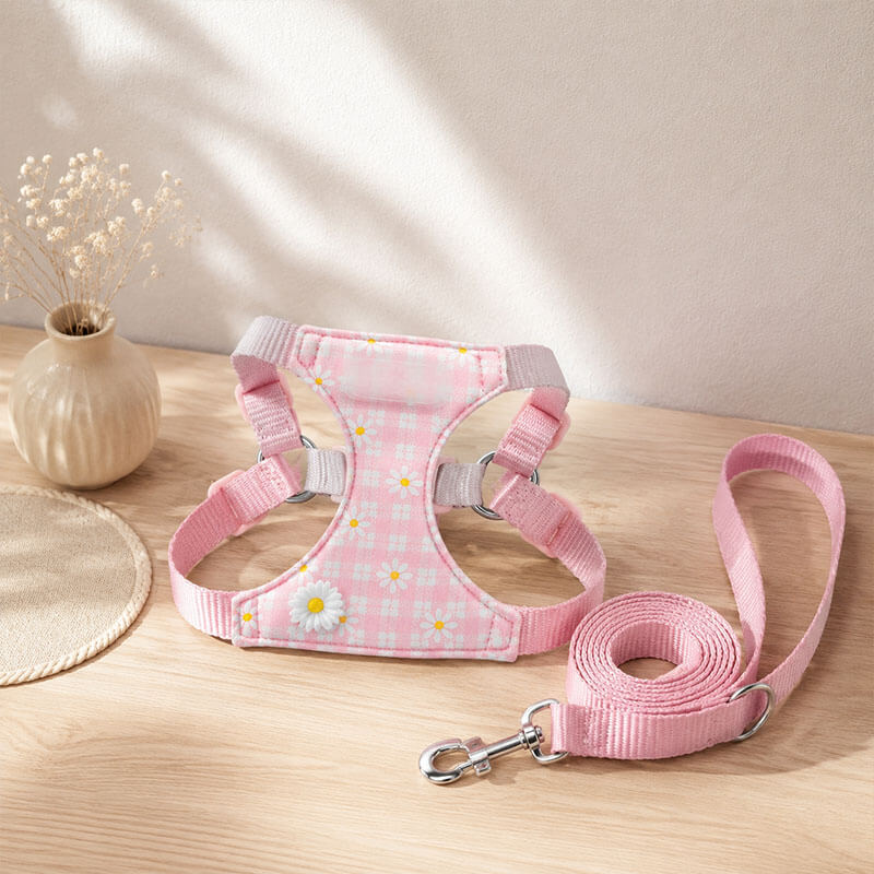 小型犬用デイジー柄ハーネス リードセット ベスト型 刺繍 チェック柄 メッシュ 通気性 蒸れない 立体裁断 ズレにくい 抜けにくい 色落ちしない 可愛い おしゃれ 散歩 ペット用品