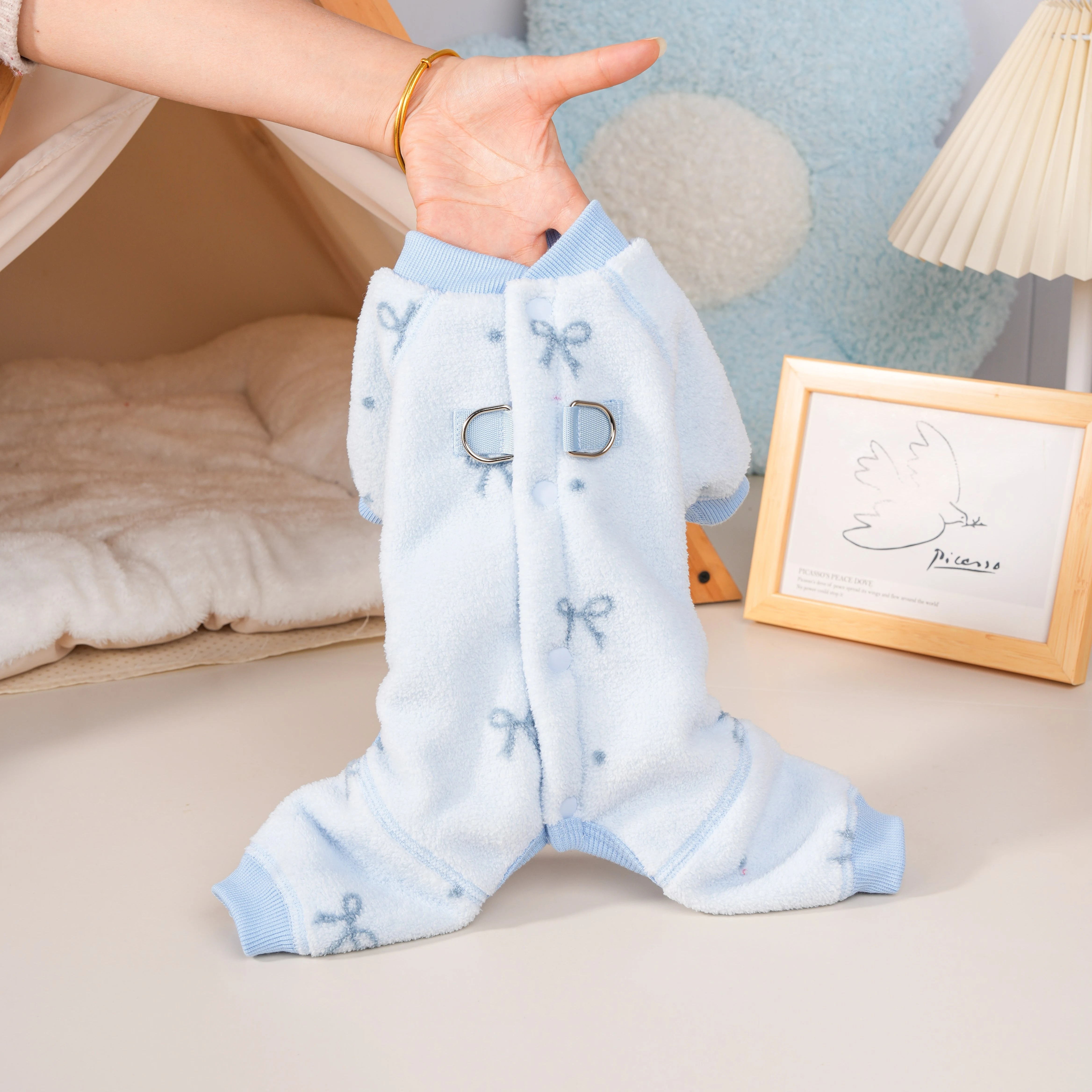 ドッグロンパース ふわもこあったかフリース 四つ足 背中開き 着脱簡単 ハーネス一体型 Dカン付き シームレス 極上肌ざわり ストレスフリー 北欧風 防寒保温 抜け毛対策 パジャマ 秋冬用 服苦手な子 シニア犬-Giipet