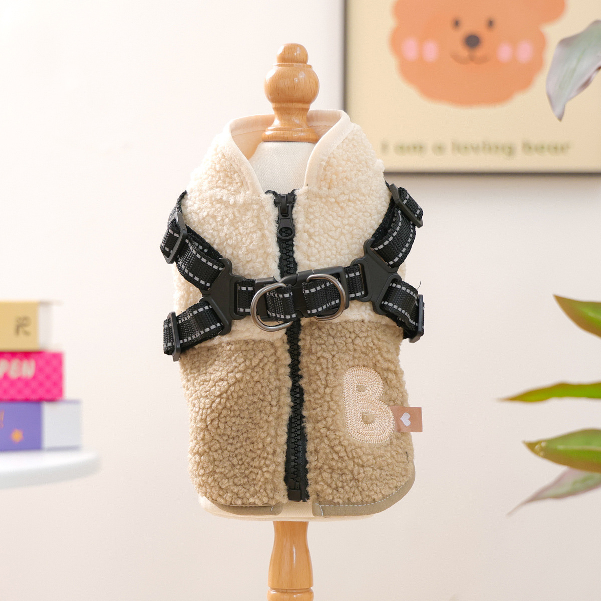 ハーネス一体型ドッグウェア 冬用 極暖シープボア 裏フリース 犬服 着る毛布 防寒保温 寒さ対策 スタンドネック 背中開きジッパー 3秒装着 頭を通さない ストレスゼロ 着脱簡単 ダブルDカン 反射材 夜道も安心 脱げにくい 上質刺繍 高級感 写真映え 丸洗いOK 洗濯機対応 小型犬 中型犬 大型犬