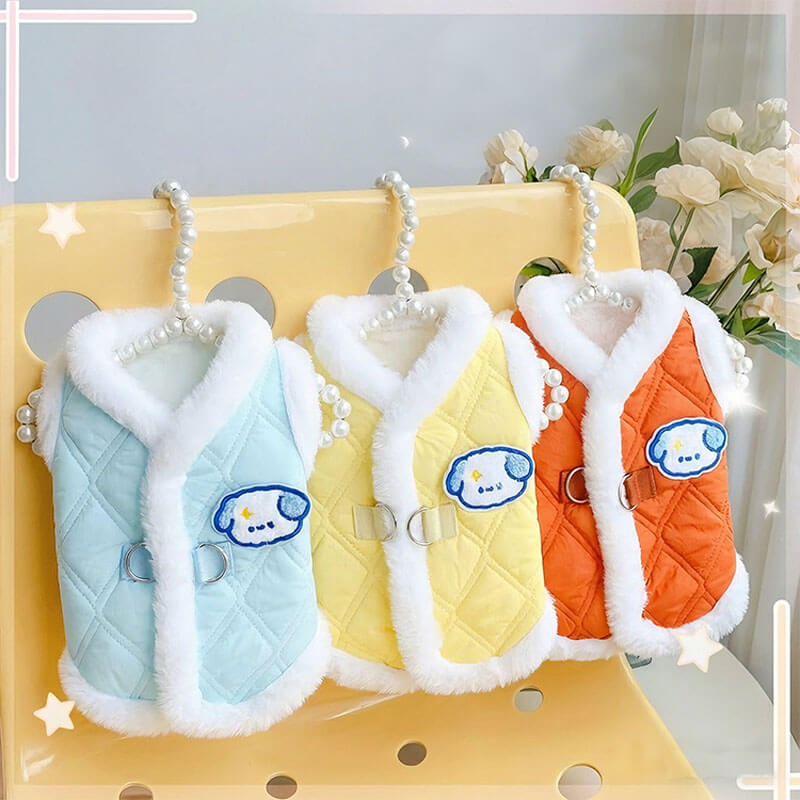 フェイクファー襟付き 極暖 キルティング ベスト 犬服 秋冬 防寒 保温 裏ボア もこもこ ハーネス一体型 Dカン付き 前開きボタン 着脱簡単 上品 ダイヤ柄コート 小中型犬 猫兼用 寒さ対策-Giipet