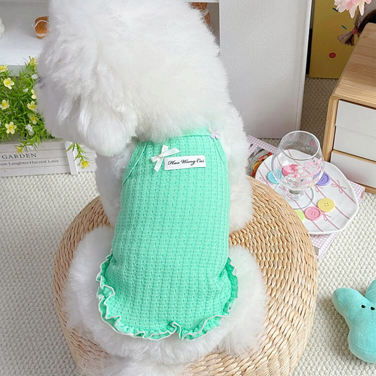 ペット用コットンタンクトップ フリル裾デザイン 高伸縮 通気性抜群 春夏秋向け 犬猫兼用 ポップカラー ワイド肩ストラップ 二重ステッチ 快適フィット 着脱スムーズ 小型犬 中型犬 子犬 散歩 お出かけ おしゃれ かわいい