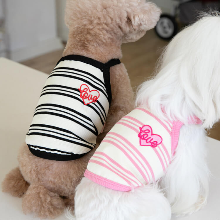ペット用夏服キャミソール 子犬・猫用 春夏向け 通気性抜群 メッシュ素材 抜け毛がつきにくい 快適設計 ストレスフリー 3D立体裁断 かわいい おしゃれ 刺繍入り ドッグウェア 猫服 締め付け感なし 涼感ペットウェア