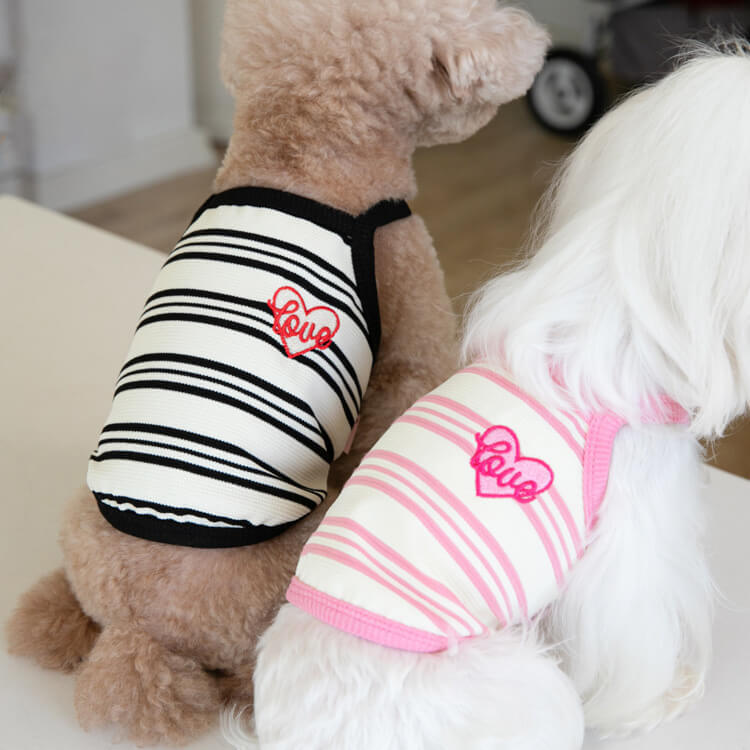 ペット用夏服キャミソール 子犬・猫用 春夏向け 通気性抜群 メッシュ素材 抜け毛がつきにくい 快適設計 ストレスフリー 3D立体裁断 かわいい おしゃれ 刺繍入り ドッグウェア 猫服 締め付け感なし 涼感ペットウェア