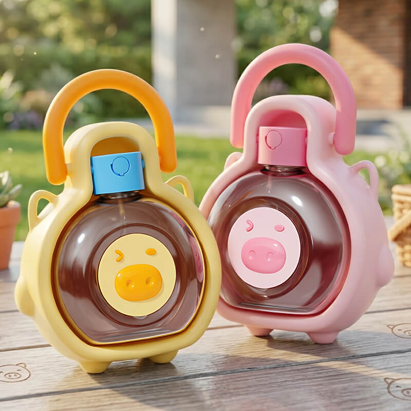 ペット用ブタ型携帯水筒 犬 給水器 折りたたみ ウォーターボトル  400ml ストラップ付き 肩掛け 斜め掛け ハンズフリー 持ち運び便利 水漏れ防止 ワンタッチ スライドロック 広口 丸洗い お散歩 お出かけ 小型犬 中型犬 大型犬 猫用