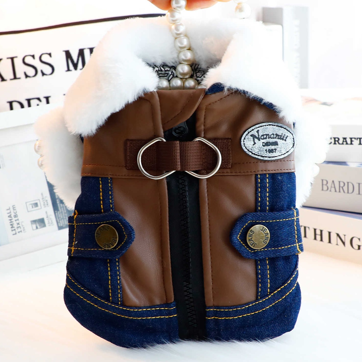 ペット用中綿デニムジャケット 犬猫兼用 グラフェン蓄熱中綿 デニムジャケット 秋冬新作 冬用 防寒 保温コート ライダース風 北欧デザイン 超軽量 静電気防止 リードフック付き 背中ファスナー 着脱簡単 寒さ対策 抗菌 丈夫 ウォッシュドデニム PUレザー製