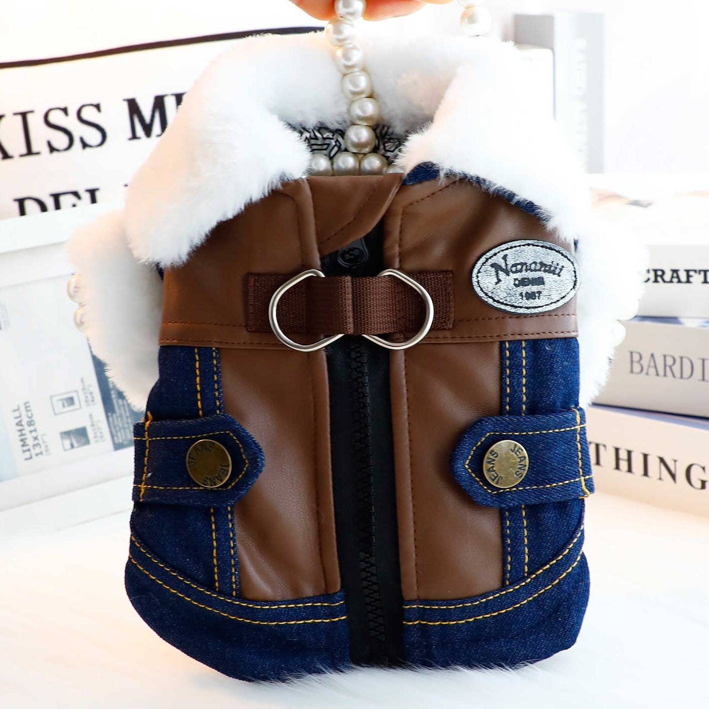 ペット用中綿デニムジャケット 犬猫兼用 グラフェン蓄熱中綿 デニムジャケット 秋冬新作 冬用 防寒 保温コート ライダース風 北欧デザイン 超軽量 静電気防止 リードフック付き 背中ファスナー 着脱簡単 寒さ対策 抗菌 丈夫 ウォッシュドデニム PUレザー製