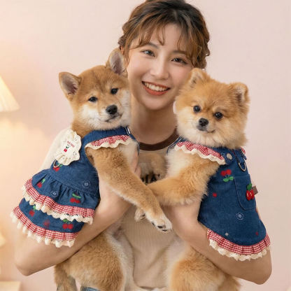 犬用デニムワンピース チェリー刺繍 丈夫なドッグウェア 耐久性 噛みつきに強い 引っ掻きに強い 毛玉防止 丁寧な縫製 春服 新作 スカート サロペット 小型犬 中型犬 猫 お出かけ 散歩 可愛い 通年使用可